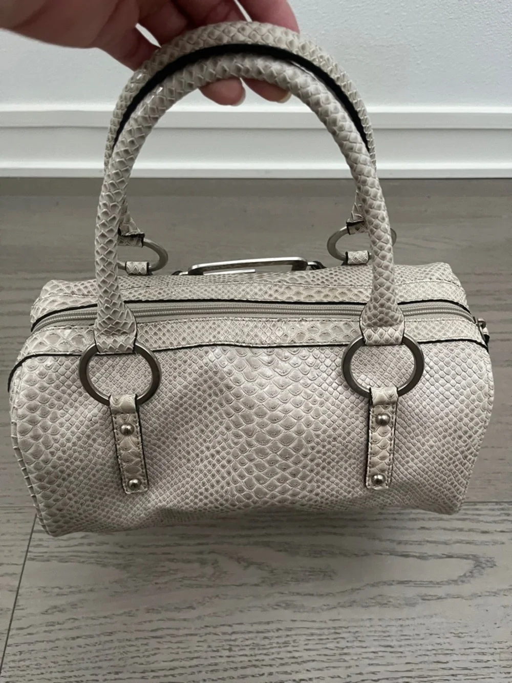 Y2K GUESS Cream Snake-Embossed Barrel Satchel with Top Handles - Picture 4 of 6